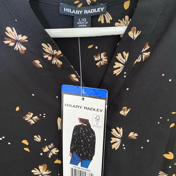 🫶🏻 2/$15 🫶🏻 Flowy brand new black blouse with gold coloured flower print. - Picture 5 of 7